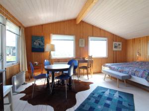 Postel nebo postele na pokoji v ubytování Holiday Home Ellynor - 200m from the sea by Interhome