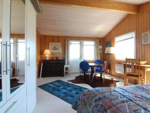 Postel nebo postele na pokoji v ubytování Holiday Home Ellynor - 200m from the sea by Interhome