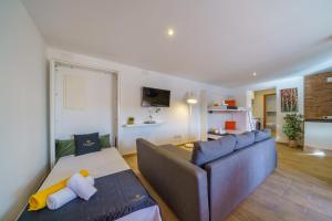 Telewizja i/lub zestaw kina domowego w obiekcie Refugio Lux, Piscina Privada & Aircon