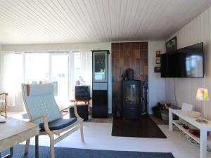 TV a/nebo společenská místnost v ubytování Holiday Home Ellynor - 200m from the sea by Interhome