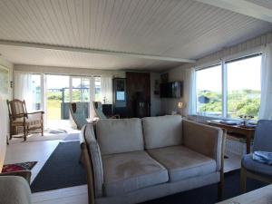 Posezení v ubytování Holiday Home Ellynor - 200m from the sea by Interhome