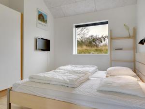 Postel nebo postele na pokoji v ubytování Holiday Home Swarthofthi - 1-5km from the sea by Interhome + 28 fotografií