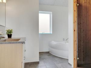 Koupelna v ubytování Holiday Home Swarthofthi - 1-5km from the sea by Interhome
