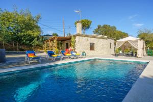 basen z krzesłami i domkiem w obiekcie Refugio Lux, Piscina Privada & Aircon w mieście Terra Brava
