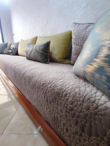 - un canapé avec des oreillers dans l'établissement clapotis, à El Jadida