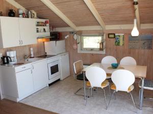 Kuchyň nebo kuchyňský kout v ubytování Holiday Home Elizaveta - 400m from the sea in NE Jutland by Interhome