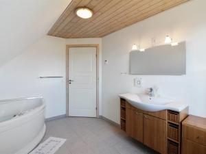 Koupelna v ubytování Holiday Home Othelia - 1-8km from the sea by Interhome