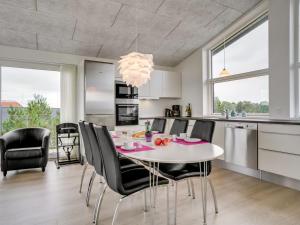 kuchnia i jadalnia ze stołem i krzesłami w obiekcie Holiday Home Anabel - 500m from the sea in NE Jutland by Interhome w mieście Frederikshavn