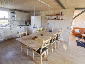 希茨海爾斯的住宿－Holiday Home Vili - all inclusive - 500m from the sea by Interhome，厨房以及带木桌和椅子的用餐室。