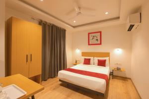 Habitación de hotel con cama y lavabo en The Grand Tashree at Delhi Airport, en Nueva Delhi