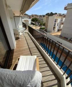 Balcón con cama, mesa y sillas en LETS HOLIDAYS Quiet apartment with pool in tossa en Tossa de Mar