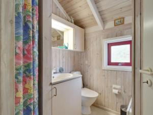 Koupelna v ubytování Holiday Home Snari - 400m from the sea in NE Jutland by Interhome