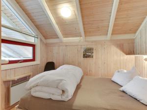 Postel nebo postele na pokoji v ubytování Holiday Home Snari - 400m from the sea in NE Jutland by Interhome