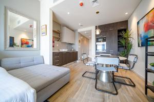 Posezení v ubytování ALH Vacay 715- Stunning Studio in JVC