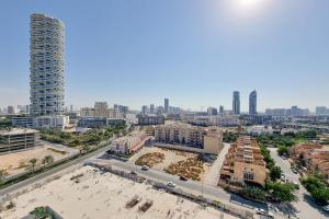 Nespecifikovaný výhled na destinaci Dubaj nebo výhled na město při pohledu z apartmánu
