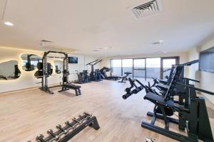 Fitness centrum a/nebo fitness zařízení v ubytování ALH Vacay 715- Stunning Studio in JVC
