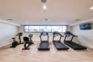 Fitness centrum a/nebo fitness zařízení v ubytování ALH Vacay 715- Stunning Studio in JVC