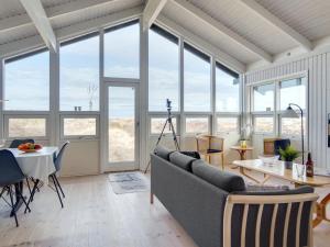 - un salon avec un canapé et une table dans l'établissement Holiday Home Fransisca - 600m from the sea in NW Jutland by Interhome, à Bindslev