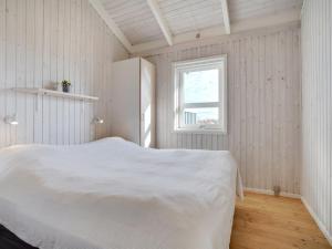 - une chambre blanche avec un lit et une fenêtre dans l'établissement Holiday Home Fransisca - 600m from the sea in NW Jutland by Interhome, à Bindslev