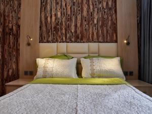1 dormitorio con 1 cama con 2 almohadas en Unique Apartment en Kigali