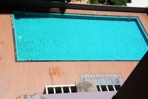 una piscina sul lato di un edificio di Lotus View Apartment Colombo a Colombo