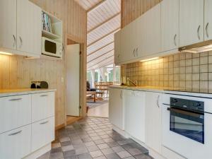 Kuchyň nebo kuchyňský kout v ubytování Holiday Home Thomasine - 1-5km from the sea in NE Jutland by Interhome