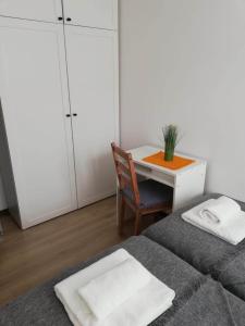 a bedroom with a desk and a bed and a chair at Apartamencik Perełka in Skoczów