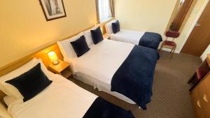 Postel nebo postele na pokoji v ubytování Sutcliffe Hotel