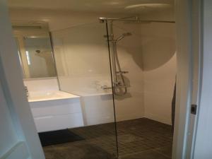 Koupelna v ubytování Apartment Tryggi - 350m from the sea in NE Jutland by Interhome