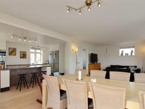comedor y sala de estar con mesa y sillas en Holiday Home Kosara - 50m from the sea in NE Jutland by Interhome, en Frederikshavn