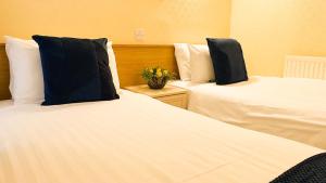 Postel nebo postele na pokoji v ubytování Sutcliffe Hotel