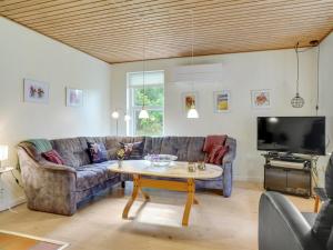 Μια τηλεόραση ή/και κέντρο ψυχαγωγίας στο Holiday Home Maksimilian - 1-5km from the sea by Interhome