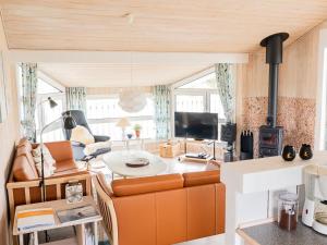 TV a/nebo společenská místnost v ubytování Holiday Home Mila - 750m from the sea by Interhome
