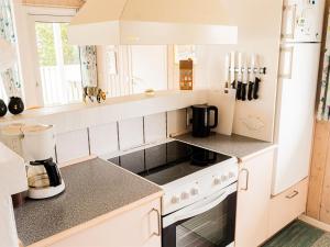 Kuchyň nebo kuchyňský kout v ubytování Holiday Home Mila - 750m from the sea by Interhome