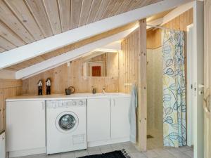 lavadero con lavadora y secadora en Holiday Home Vasa - all inclusive - 400m from the sea by Interhome en Læsø