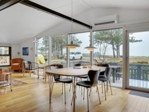 - une salle à manger avec une table et des chaises dans l'établissement Holiday Home Djuna - 200m from the sea in NE Jutland by Interhome, à Læsø