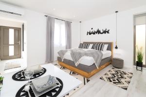 Dormitorio blanco con cama y mesa en szolid, en Miskolc
