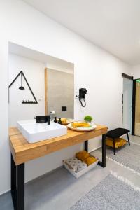 ein Bad mit einem Waschbecken und einem Spiegel in der Unterkunft szolid in Miskolc