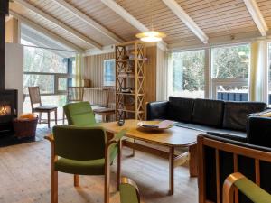 Posezení v ubytování Holiday Home Eldmar - 500m from the sea by Interhome