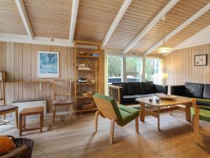 Posezení v ubytování Holiday Home Eldmar - 500m from the sea by Interhome