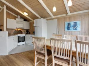 Kuchyň nebo kuchyňský kout v ubytování Holiday Home Eldmar - 500m from the sea in NE Jutland by Interhome