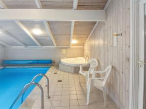 Bazén v ubytování Holiday Home Eldmar - 500m from the sea by Interhome nebo v jeho okolí + 8 fotografií