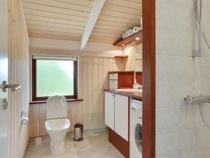 Koupelna v ubytování Holiday Home Bernarda - 400m from the sea in NE Jutland by Interhome