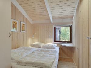 Postel nebo postele na pokoji v ubytování Holiday Home Bernarda - 400m from the sea in NE Jutland by Interhome