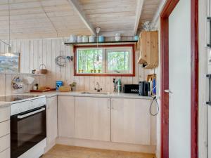 Kuchyň nebo kuchyňský kout v ubytování Holiday Home Abelke - 600m from the sea in NE Jutland by Interhome