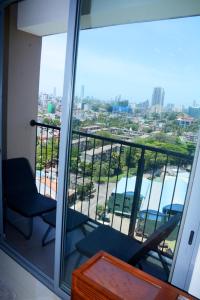 einen Balkon mit 2 Stühlen und Stadtblick in der Unterkunft Lotus View Apartment Colombo in Colombo