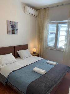 1 dormitorio con 1 cama con 2 toallas en Dubrovnik Rooms 2, en Dubrovnik