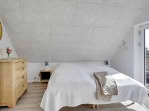Postel nebo postele na pokoji v ubytování Holiday Home Alf - 200m from the sea in NE Jutland by Interhome