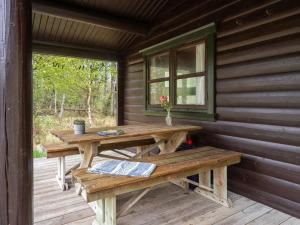 einem Picknicktisch auf der Veranda einer Hütte in der Unterkunft Holiday Home Tumi - 700m from the sea in NE Jutland by Interhome in Læsø