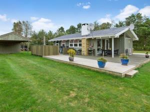 Zahrada ubytování Holiday Home Alvine - 475m from the sea by Interhome